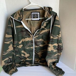 Men’s size small 38 zip up camouflage jacket with hood and front pockets